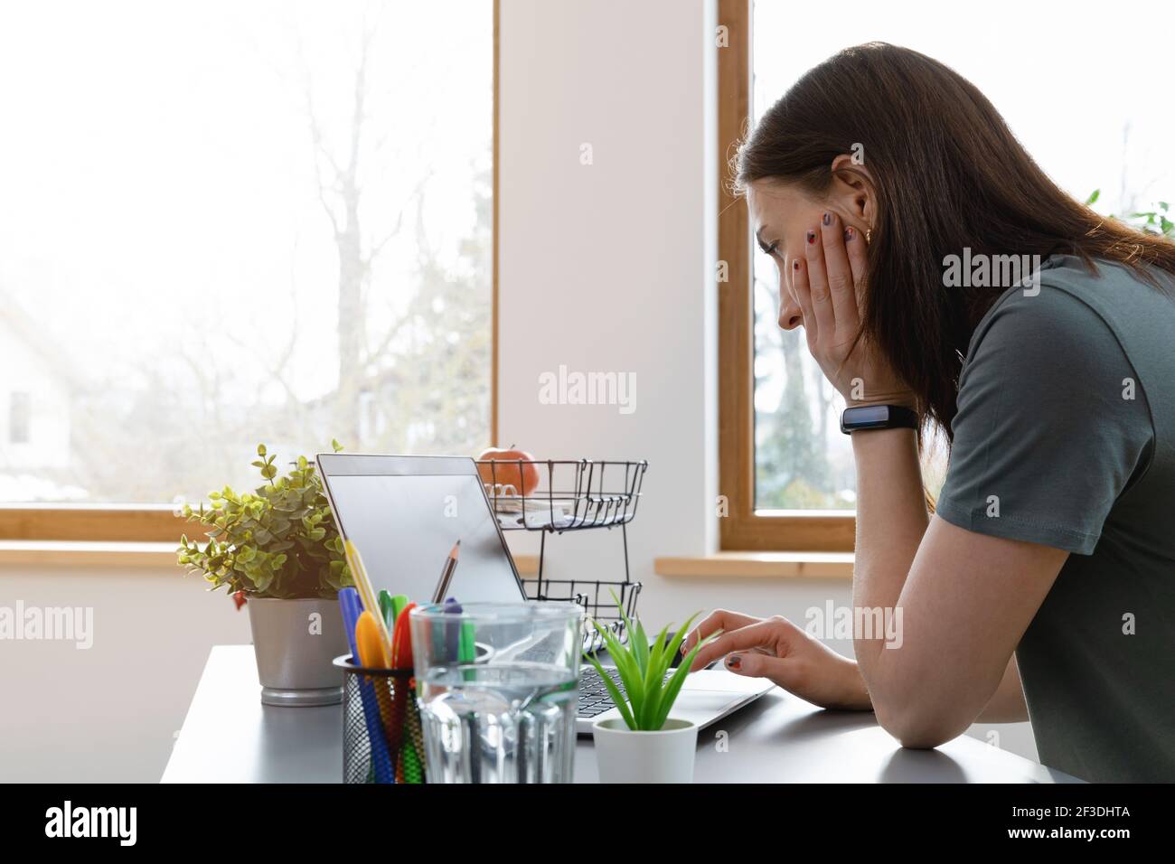 Le donne che navigano in internet usando un tappetino per mouse. Lavorare da casa un nuovo concetto di lavoro normale. Foto Stock