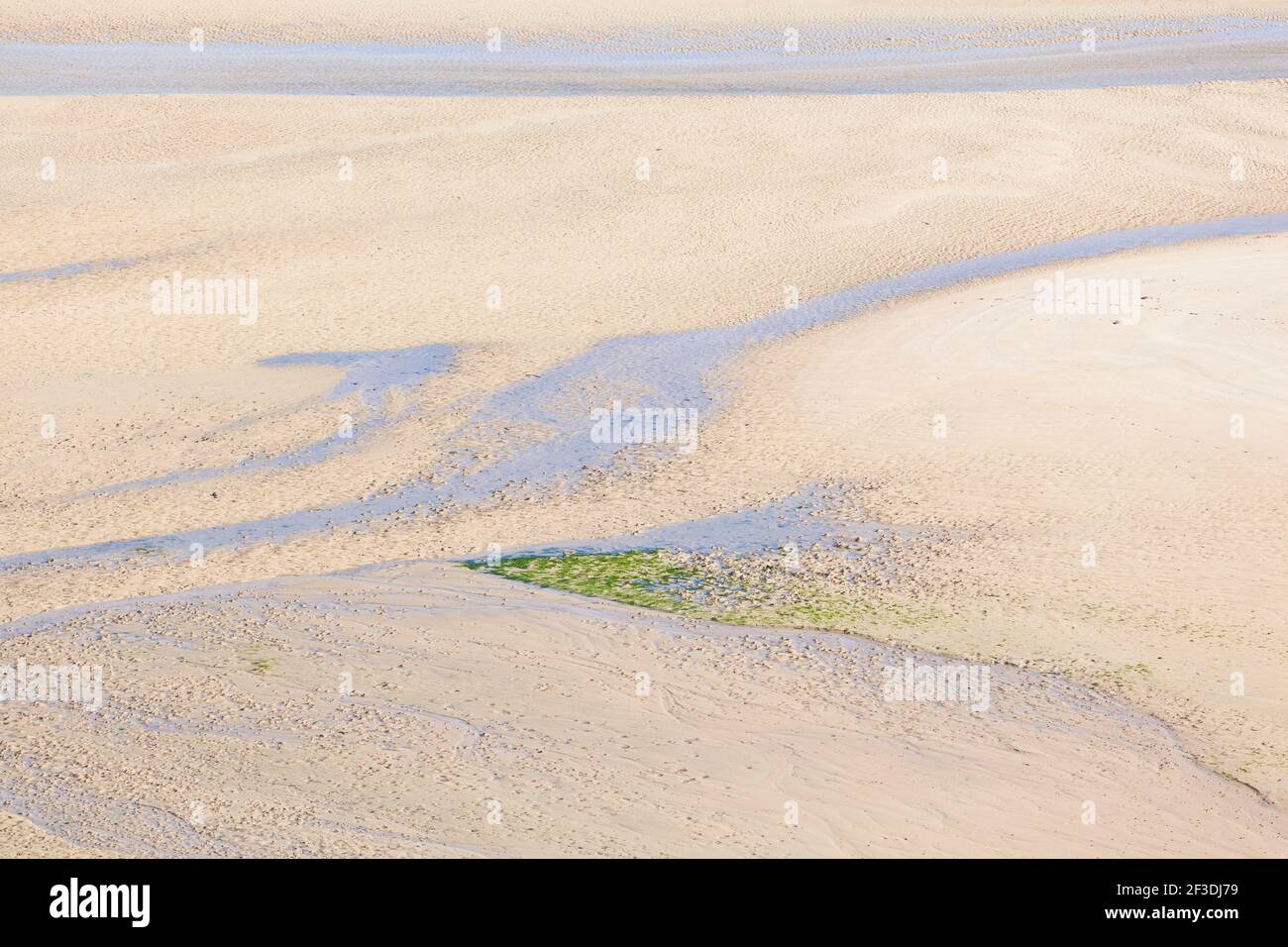 Strutture di sabbia sulla spiaggia a bassa marea, come un'opera astratta di arte a Sable d or les Pins, Bretagna, Francia Foto Stock