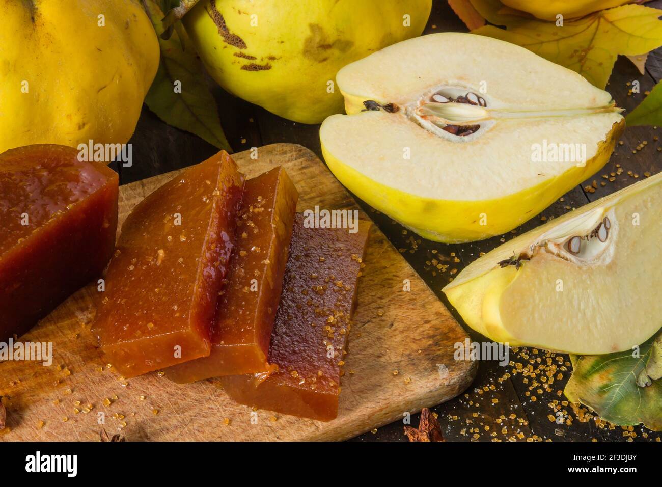 Fette di caramelle di mele cotogne fatte in casa e frutta cruda su rustico  tavolo di legno Foto stock - Alamy