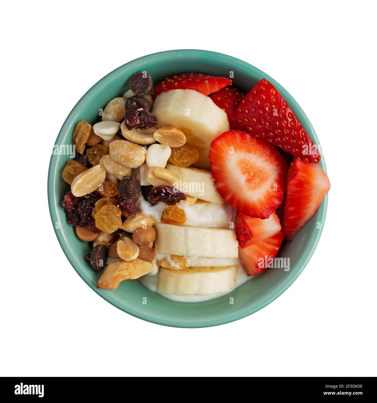 Vista dall'alto di una ciotola con percorso dolce allo yogurt greco, mix di banane e fragole su sfondo bianco. Foto Stock
