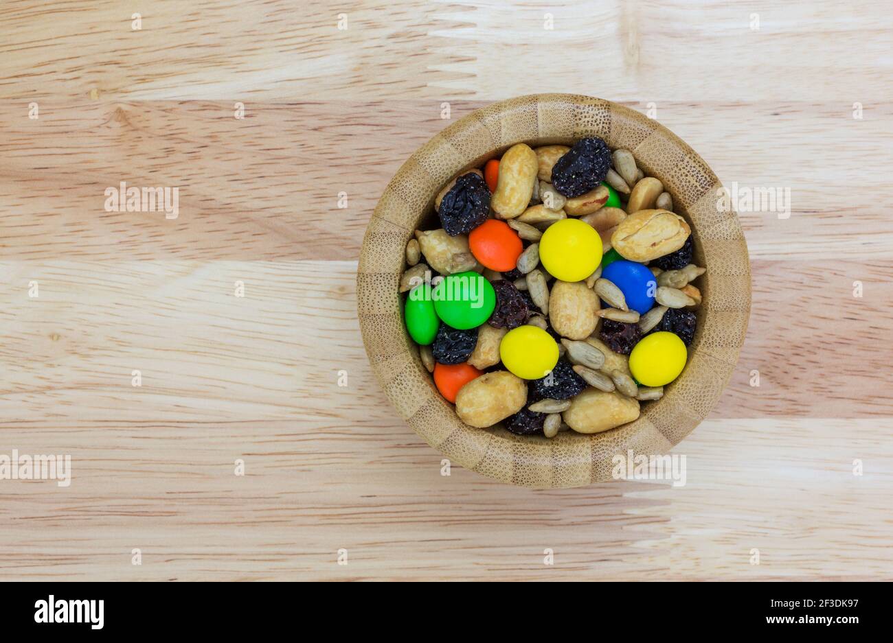 Percorso dolce e salato in una ciotola su un tavolo in legno vista dall'alto. Foto Stock