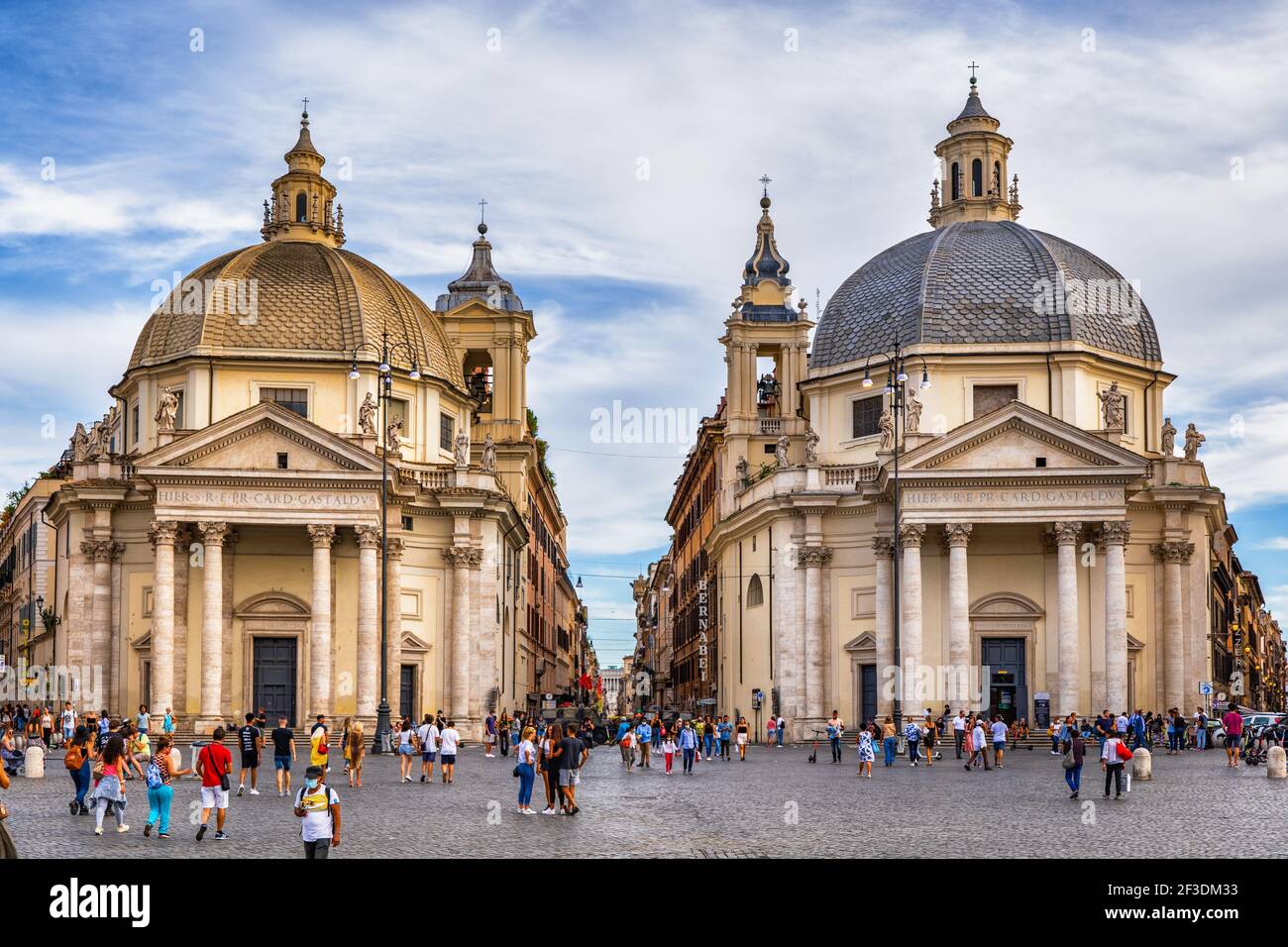 Città di Roma in Italia, Chiesa di Santa Maria dei Miracoli e Chiesa di Santa Maria in Montesanto da Piazza del Popolo Foto Stock