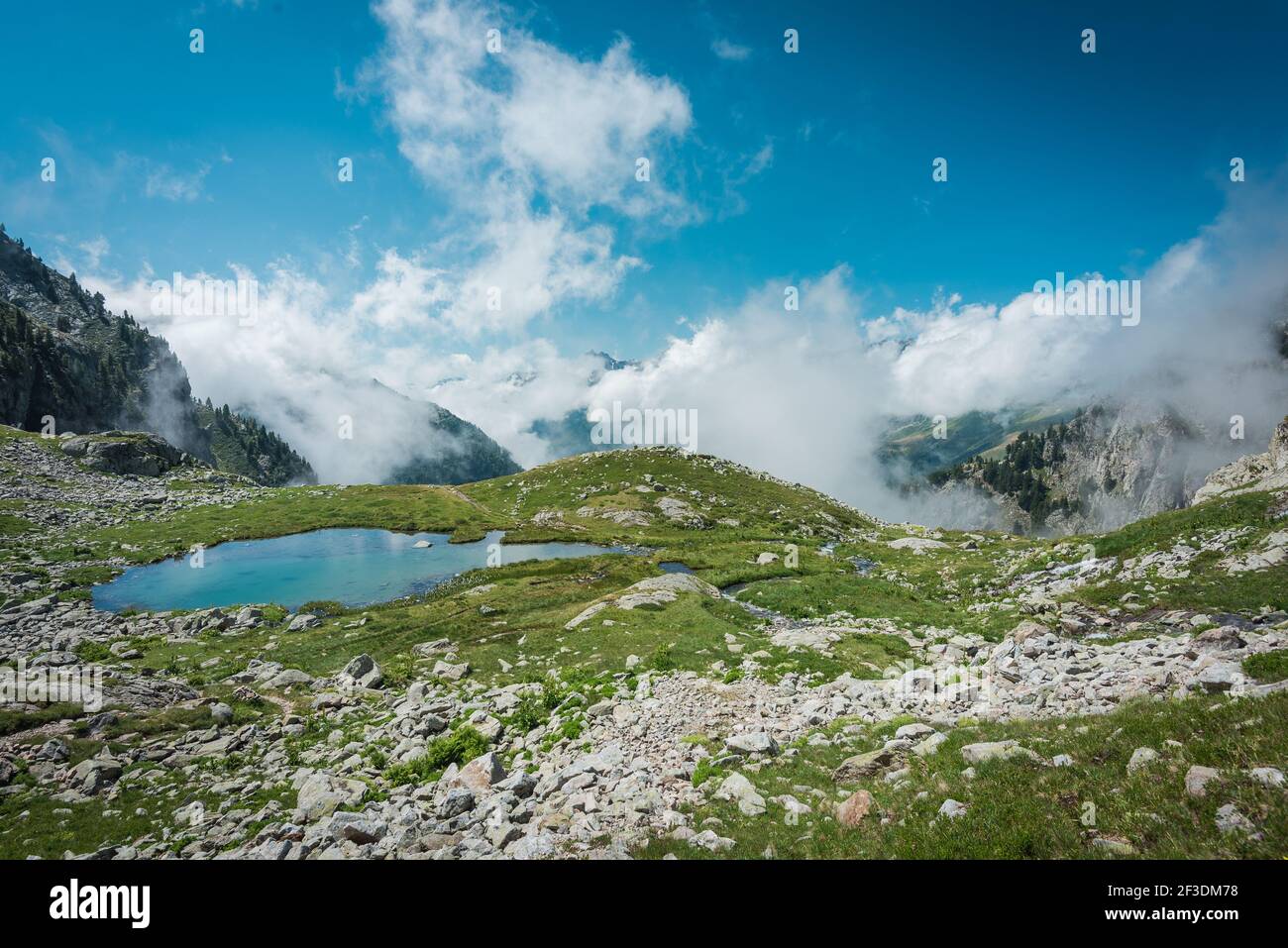 Vista elevata della montagna francese con sorgenti d'acqua tra le nuvole. Foto Stock