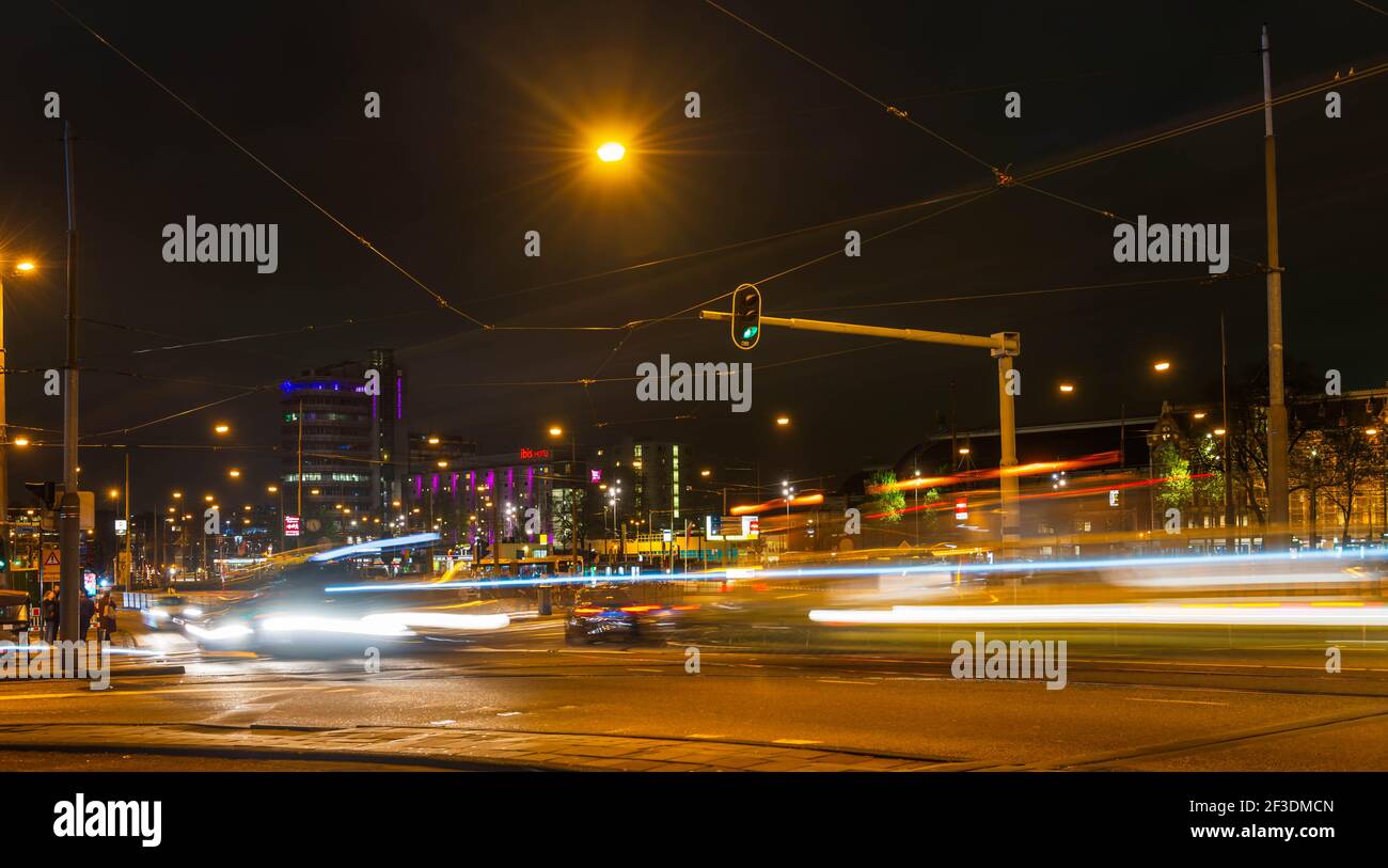 Il semaforo si striscia di notte ad Amsterdam in Olanda, Paesi Bassi Foto Stock