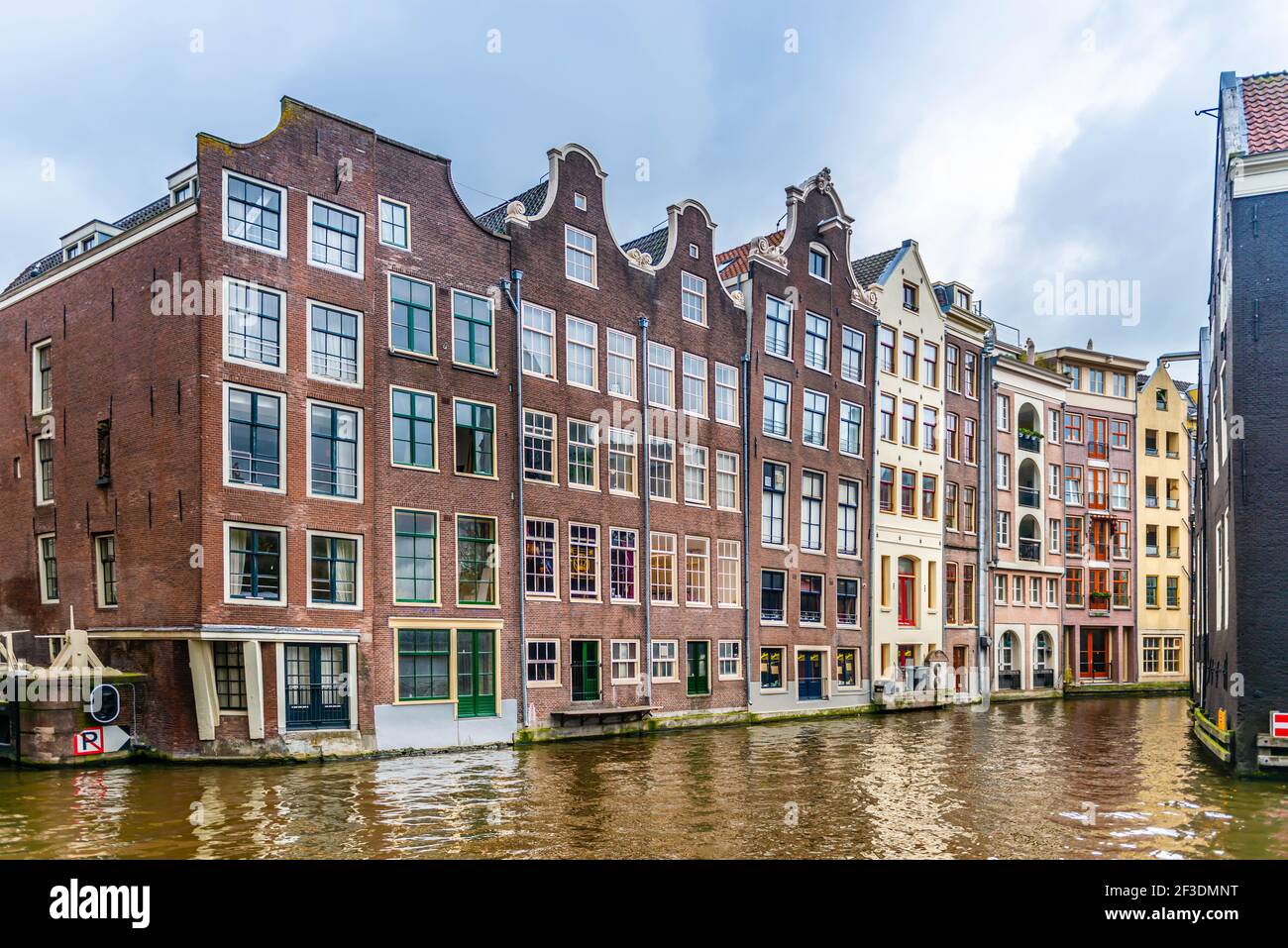 Facciate tipiche di Amsterdam in Olanda, Olanda Foto Stock