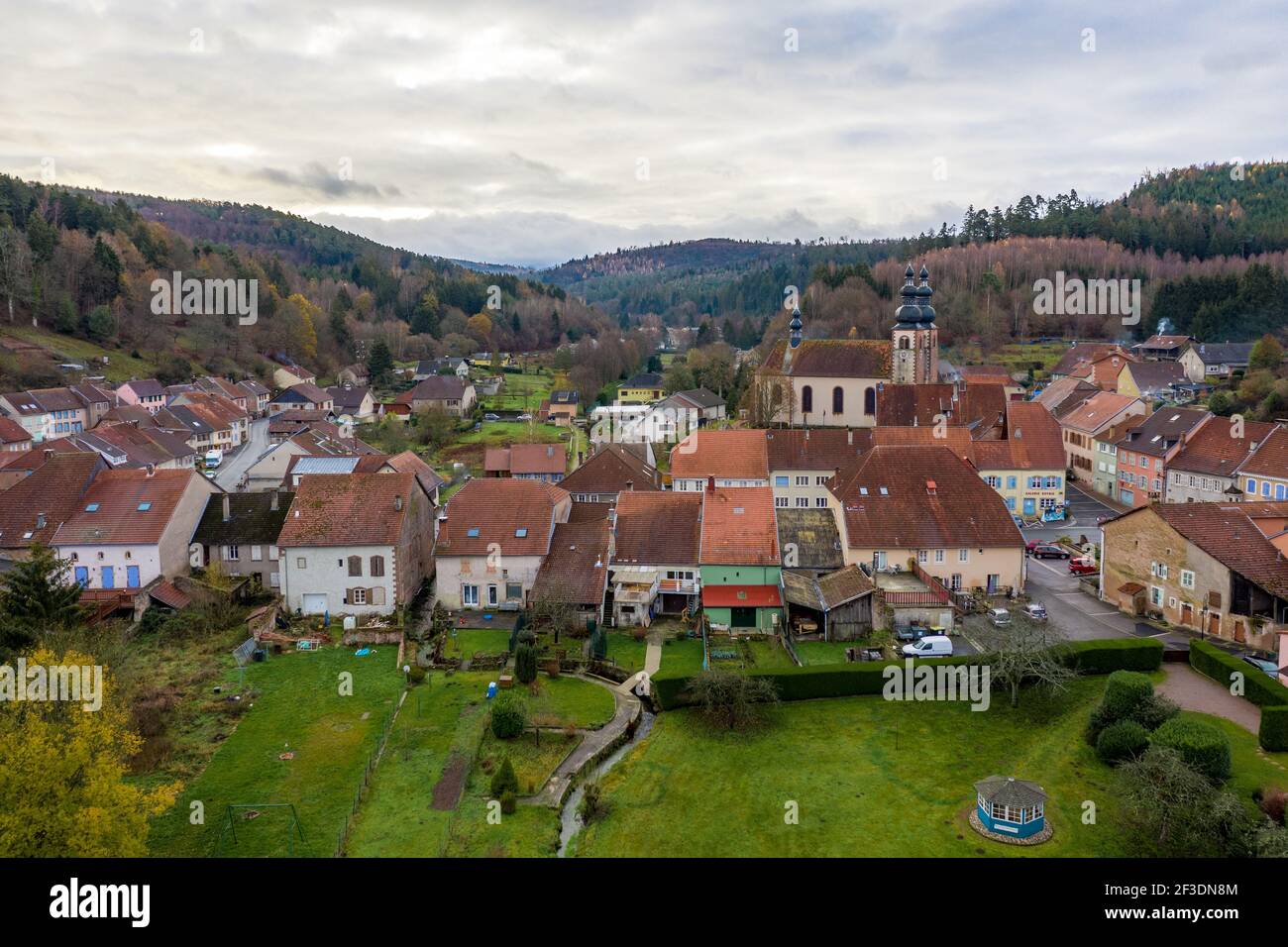 Drone vista della città vecchia francese di Saint Quirin con Occhio sulla Chiesa dei sette rose attraverso l'area residenziale Foto Stock