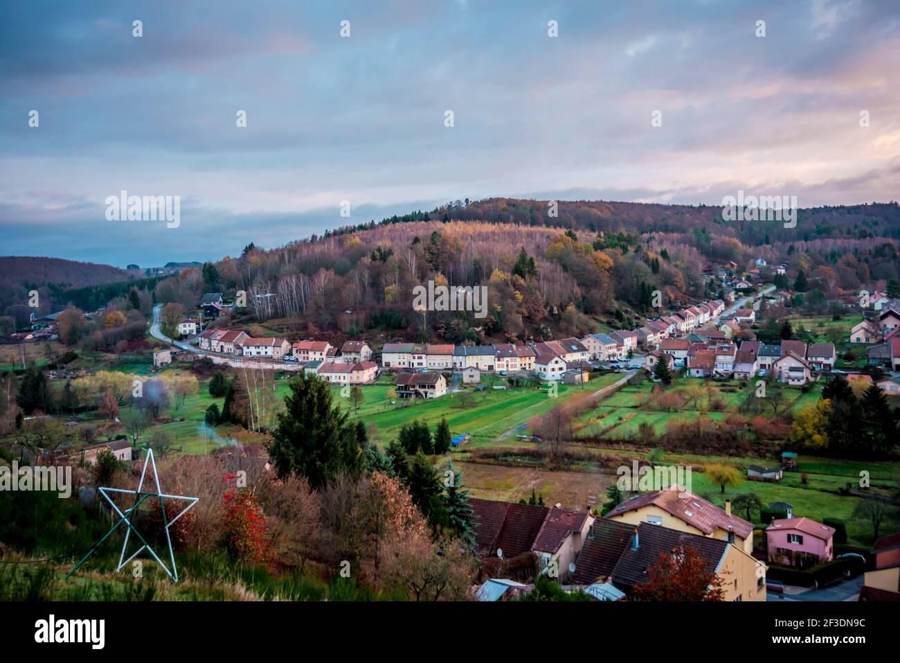 Panorama sul villaggio di Saint-Quirin prima di Natale, dalla Cappella, Francia Foto Stock