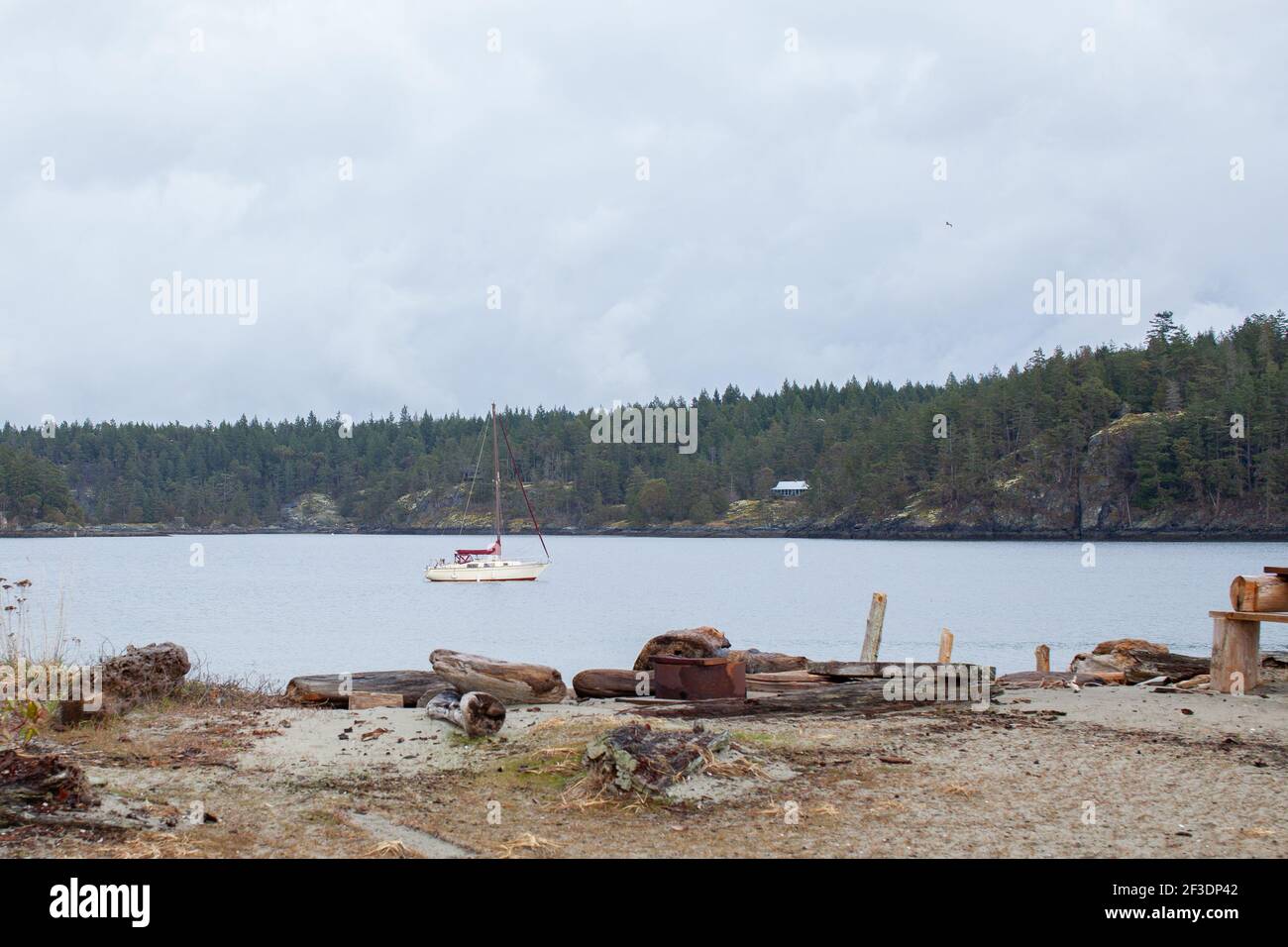 Una barca a vela si trova all'ancora nella baia di Bucaneer, dell'isola di Thormanby sulla costa della British Columbia. Un ancoraggio molto popolare per i diportisti e gli incrociatori a. Foto Stock