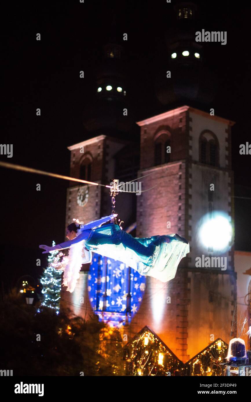 Saint Quirin Performer femminile che vola con filo in abito blu la vigilia di natale Foto Stock