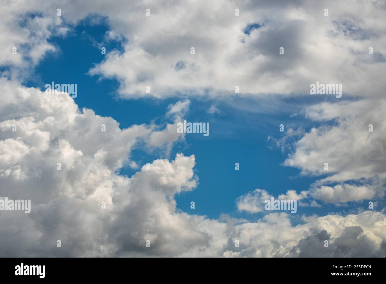 Paesaggio di un bel cielo blu coperto di cumulonimbus nuvole in un pomeriggio invernale. Natura incontaminata. Foto Stock