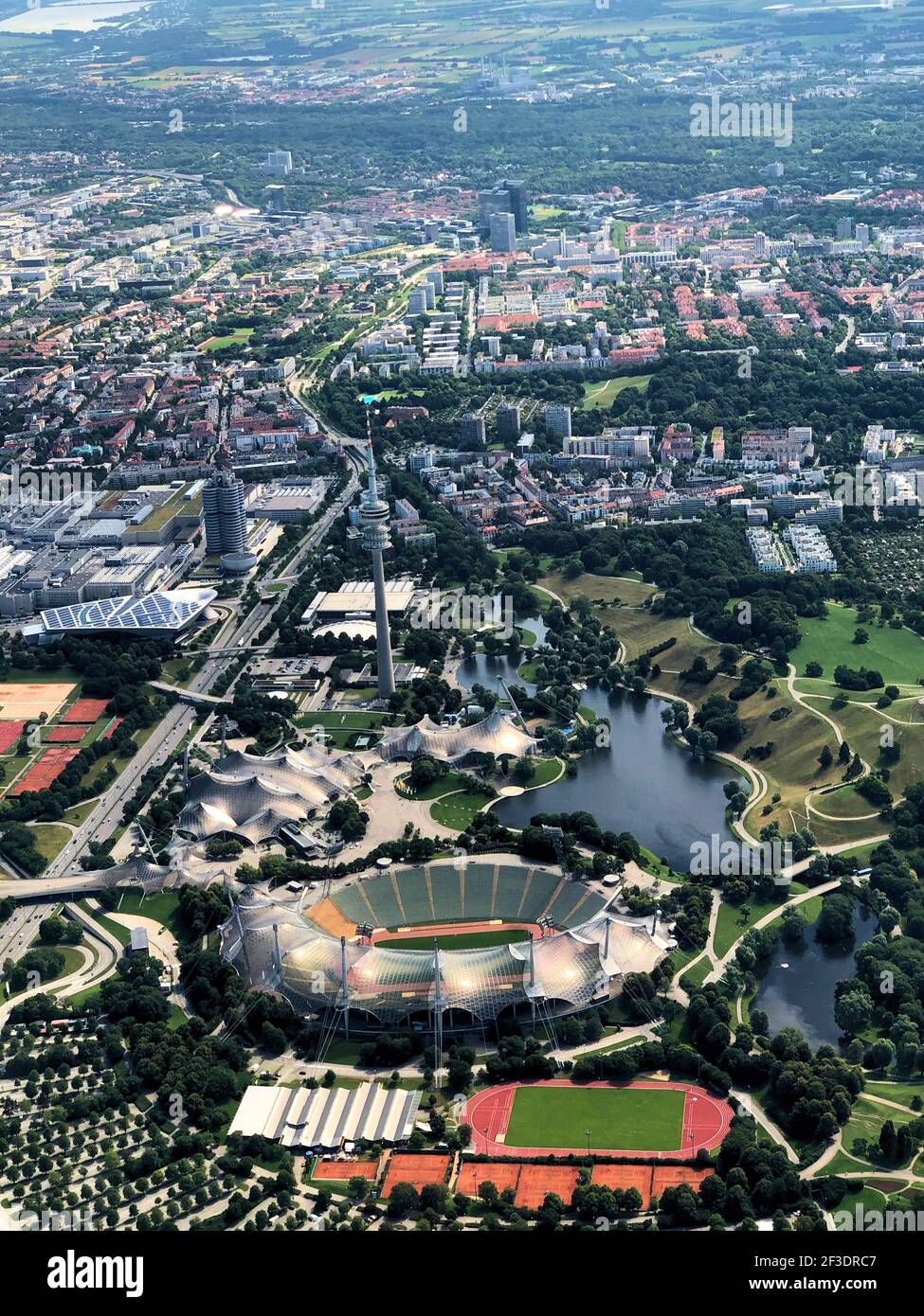 Sorvola il popolare stadio olimpico della città di Monaco in Germania 5.7.2020 Foto Stock