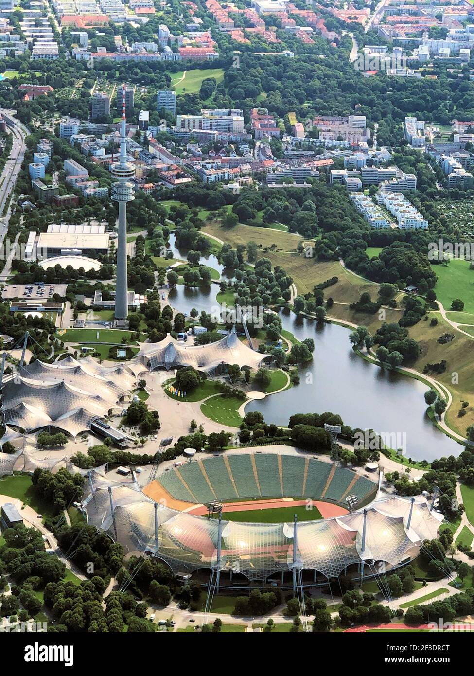 Sorvola il popolare stadio olimpico della città di Monaco in Germania 5.7.2020 Foto Stock