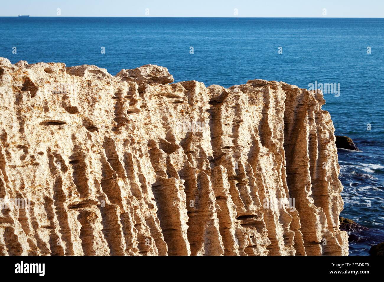 Superficie di roccia di sabbia. Spiaggia rocciosa del Mar Caspio. Foto Stock
