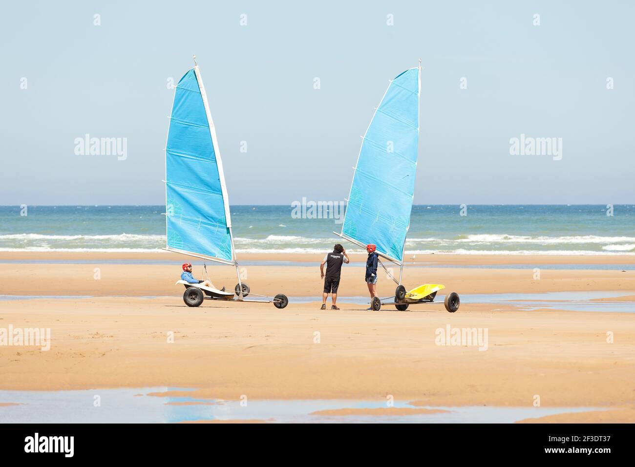 Kitebuggys alla spiaggia, giorno di sole estivo - Omaha Beach, Calvados Francia Foto Stock