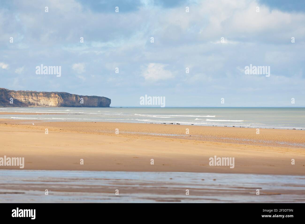 La spiaggia di sbarco, Omaha Beach, bassa Normandia in una soleggiata giornata invernale. Calma, pacifica, Francia, Europa Foto Stock