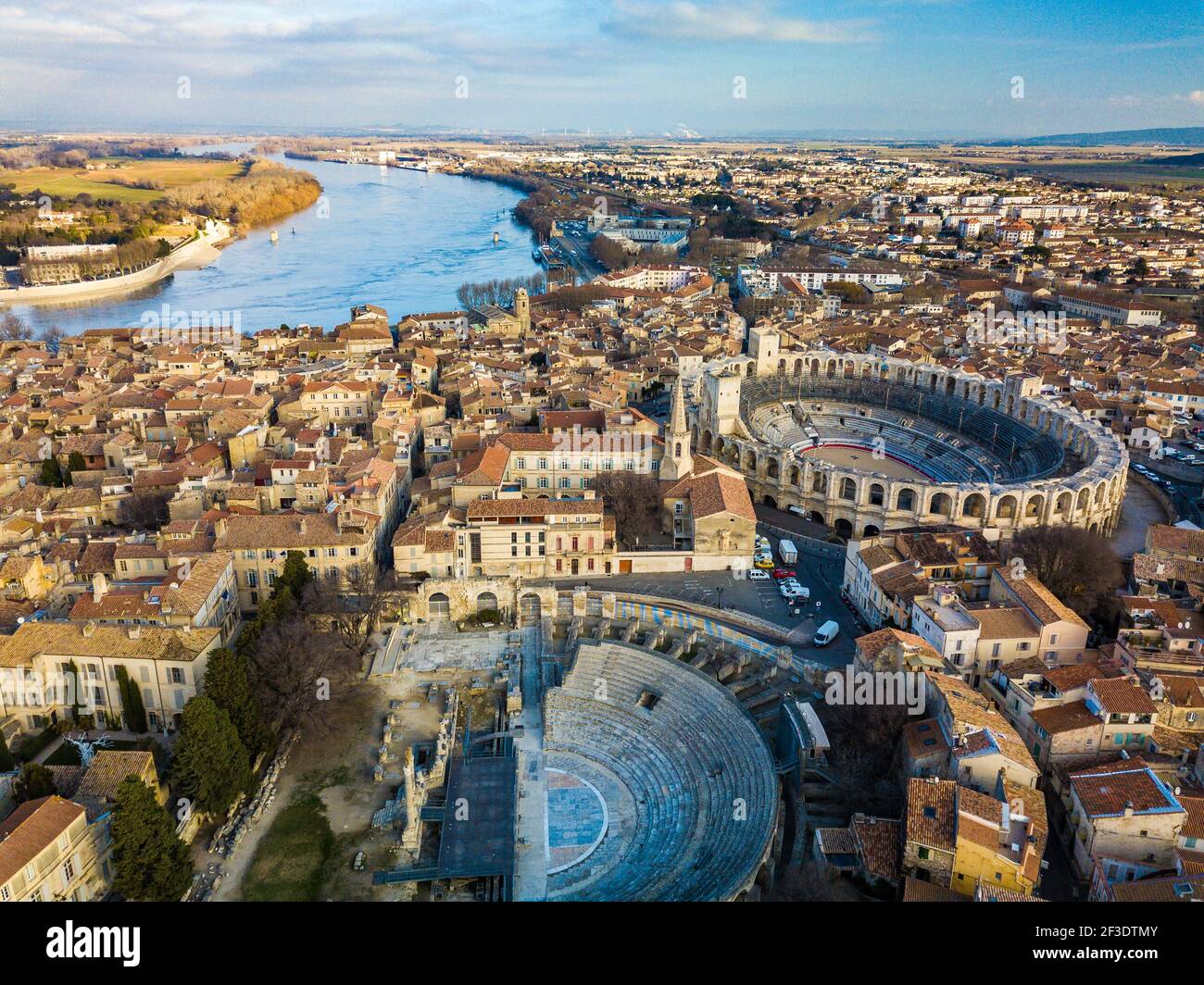 Mattina vista aerea sulla città storica di Arles, Francia. Vista panoramica sulla città con storia antica, parte del sito patrimonio dell'umanità dell'UNESCO. Foto Stock