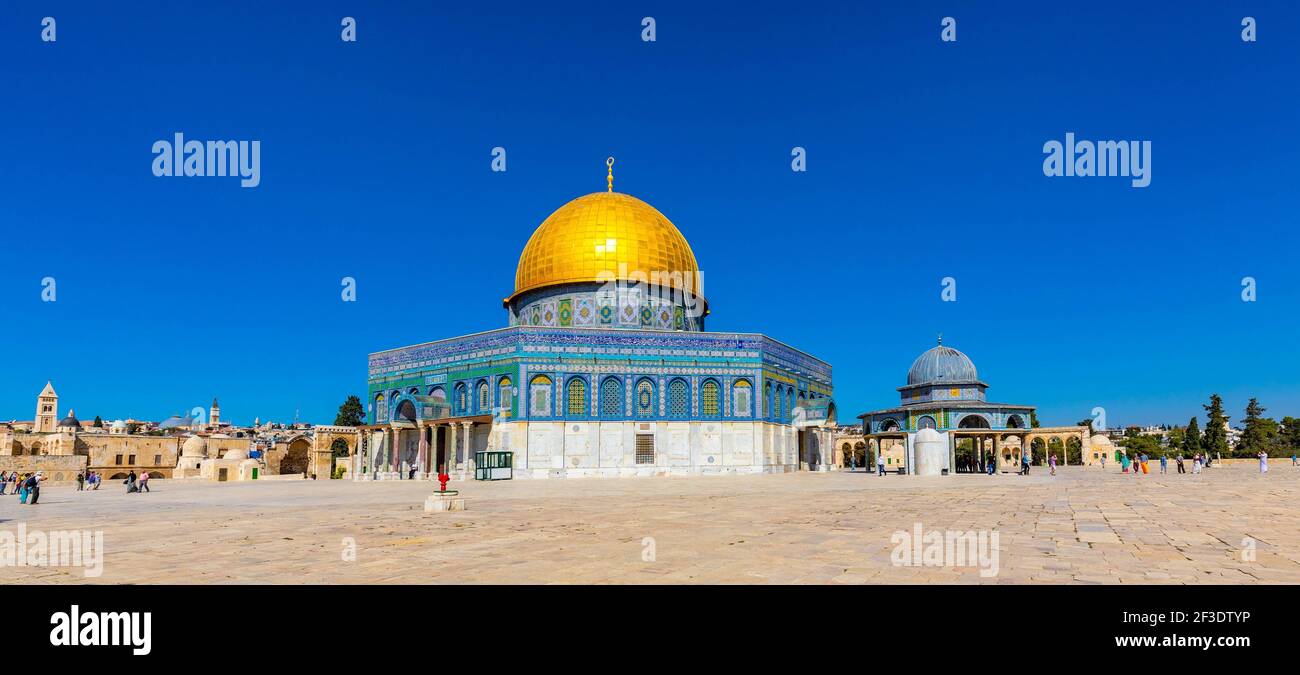 Gerusalemme, Israele - 12 ottobre 2017: Vista panoramica del Monte del Tempio con la cupola del monumento islamico della roccia e la cupola del santuario della catena a Gerusalemme Foto Stock