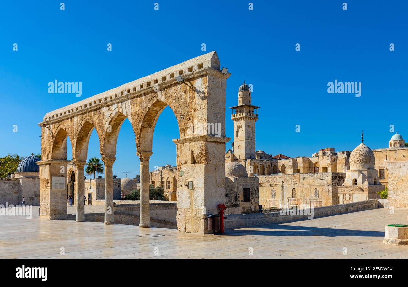 Gerusalemme, Israele - 12 ottobre 2017: Monte del Tempio con archi di porta che conducono alla cupola della roccia, alla Moschea di al-Aqsa e al minareto di Bab al-Silsila a J. Foto Stock