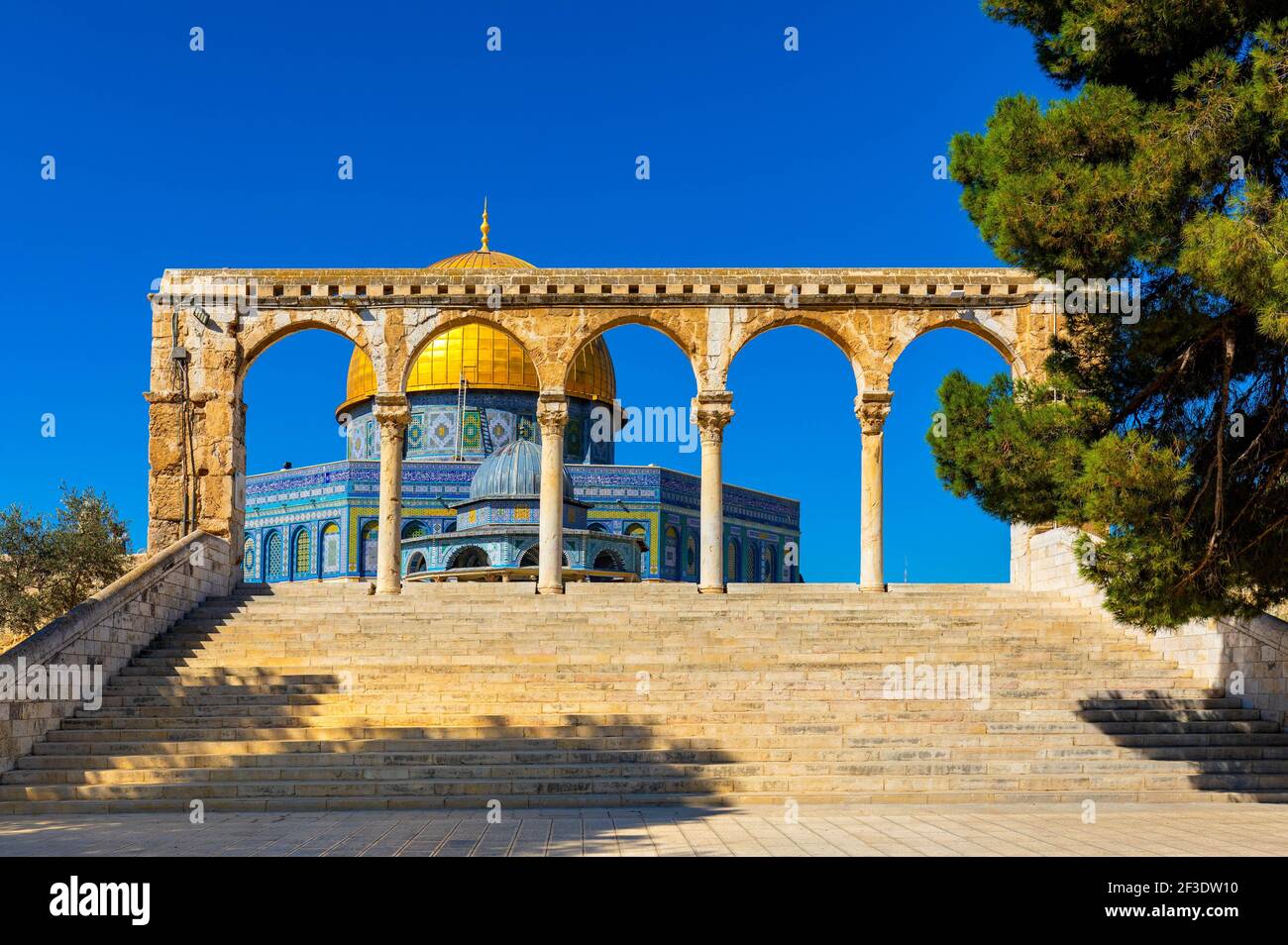 Gerusalemme, Israele - 12 ottobre 2017: Monte del Tempio con archi di porta che conducono al Duomo della roccia monumento islamico e cupola della catena santuario in JE Foto Stock