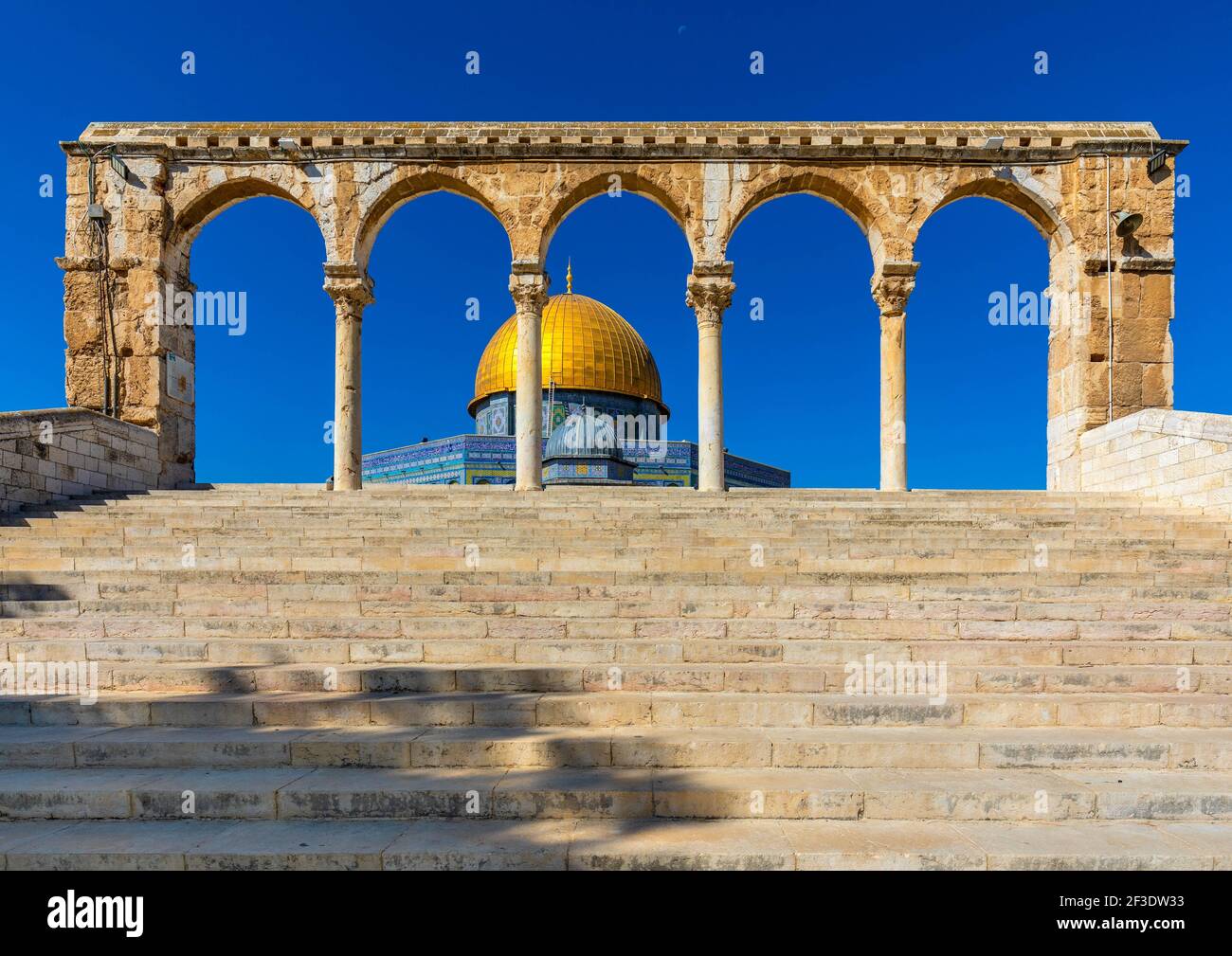 Gerusalemme, Israele - 12 ottobre 2017: Monte del Tempio con archi di porta che conducono al Duomo della roccia monumento islamico e cupola della catena santuario in JE Foto Stock