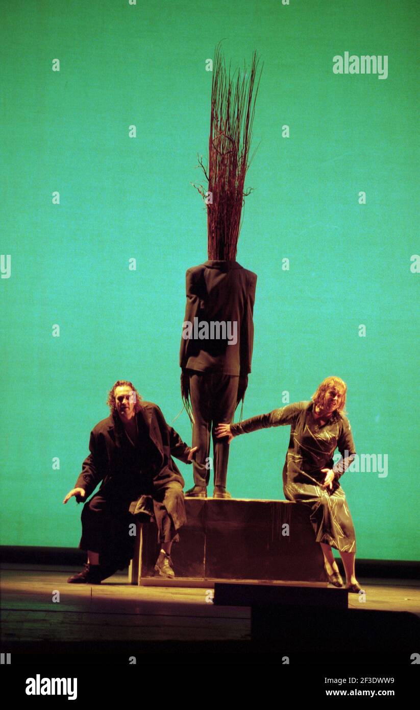 Paul Elming (Siegmund), Ulla Gustafsson (Sieglinde) in DIE WALKMAN di Wagner alla Royal Opera di Covent Garden, Londra WC2 30/09/1996 direttore: Bernard Haitink design: Nigel Lowery illuminazione: Pat Collins regista: Richard Jones Foto Stock