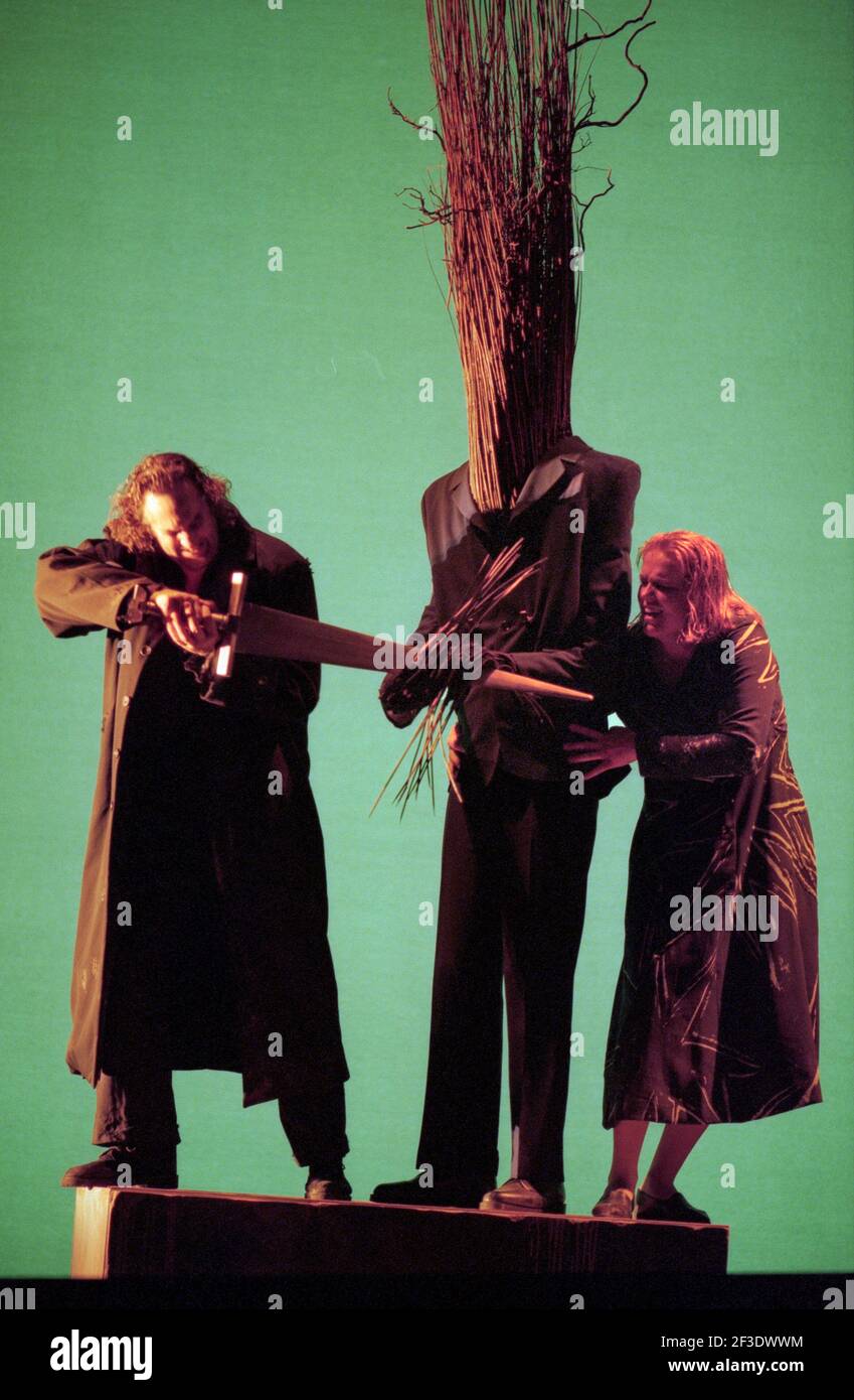 Paul Elming (Siegmund - estrazione di Nothung dalla cenere), Ulla Gustafsson (Sieglinde) in DIE WALKMAN di Wagner alla Royal Opera, Covent Garden, Londra WC2 30/09/1996 direttore: Bernard Haitink design: Nigel Lowery illuminazione: Pat Collins regista: Richard Jones Foto Stock