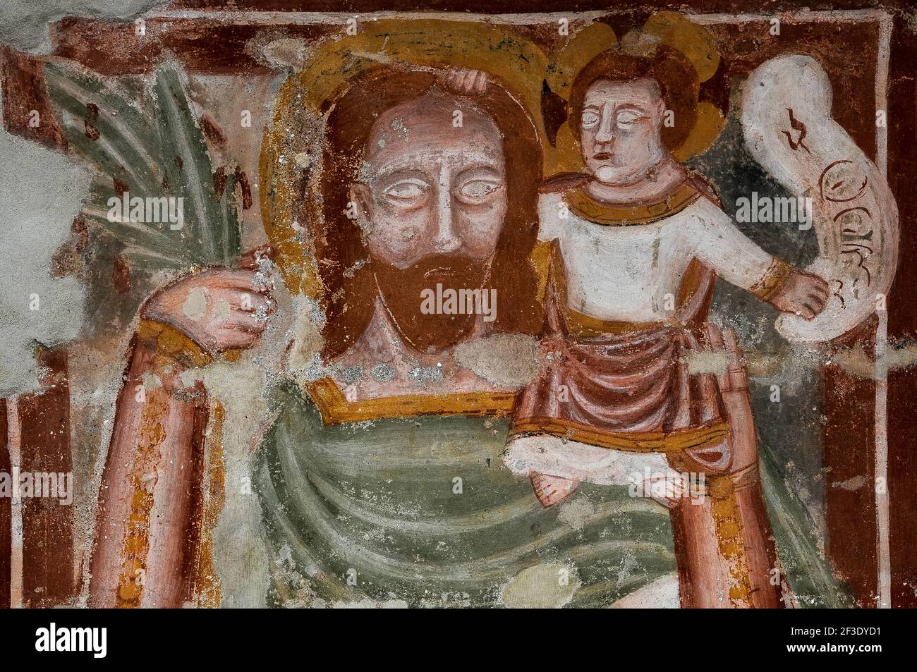 San Cristoforo, santo patrono dei viaggiatori, porta il Cristo bambino. Dettaglio di un affresco medievale nella Chiesa di Santa Maria del Tiglio a Gravedona, Lombardia, Italia. Gravedona era un tempo un importante snodo e punto di sosta per i mercanti che attraversavano le Alpi. Foto Stock