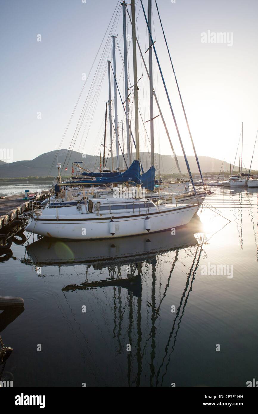 Il Porto Conte Marina sorge in una riserva naturale di Alghero in Sardegna. Foto Stock