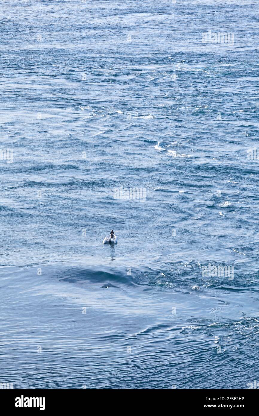 2 Anstern auf einem Boot, Angeln in den Stromschnellen vor dem Cap Frehel, Bretagne, Frankreich Foto Stock