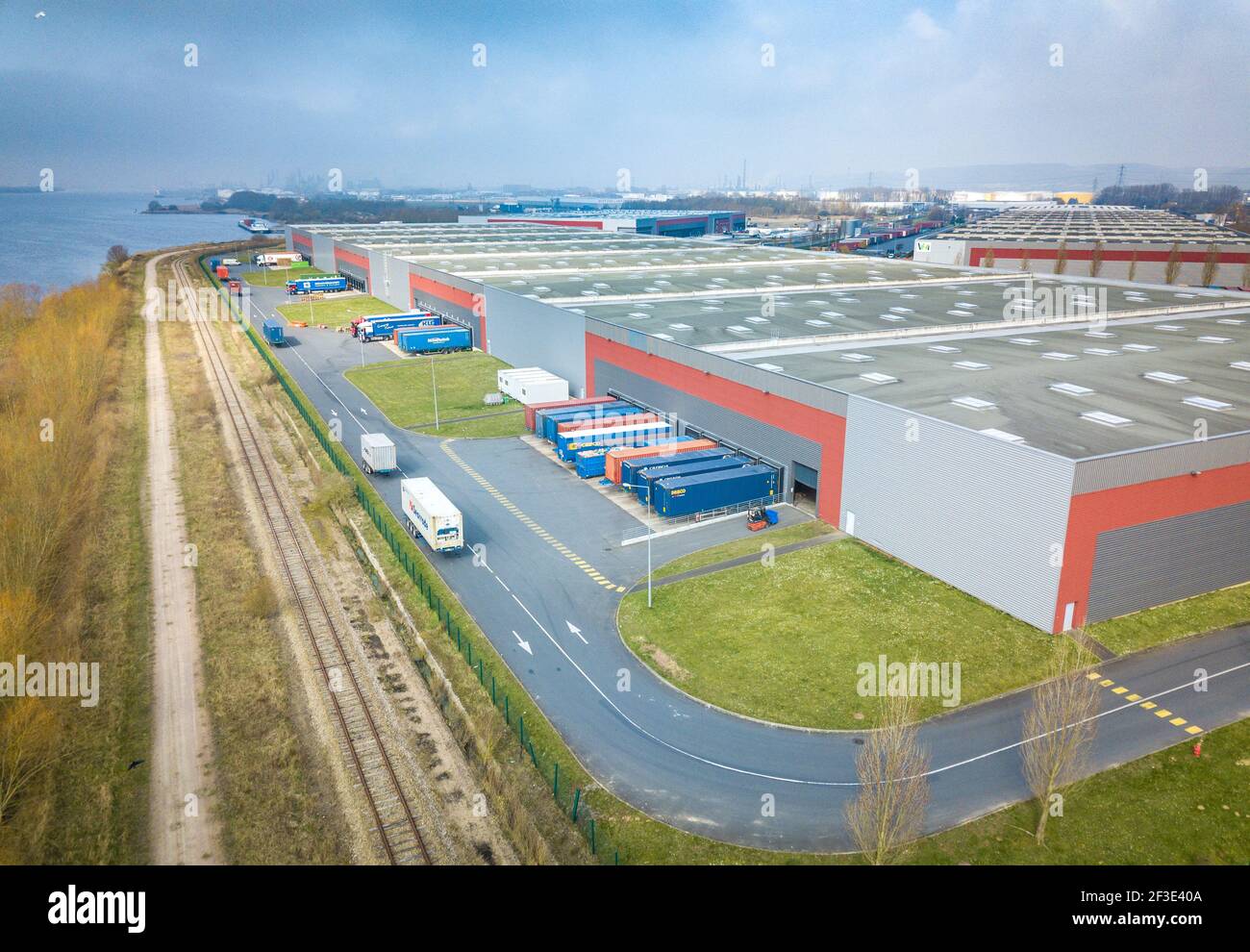 Bella vista aerea di un magazzino logistico / industriale Foto Stock