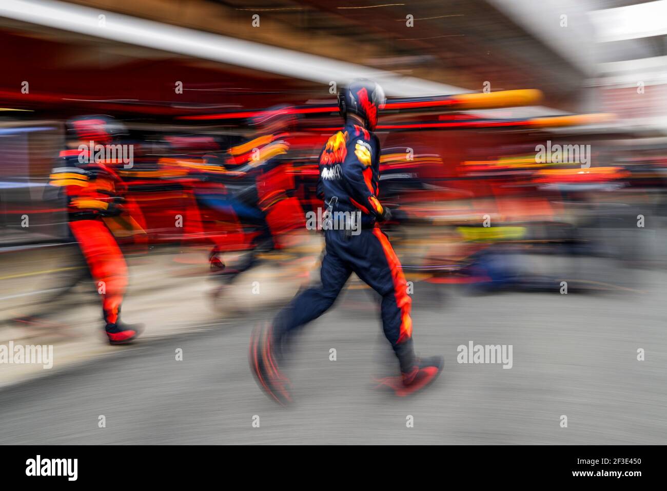 Red Bull Racing Tag Heuer RB14, Meccanica in preparazione per pitstop durante le prove invernali di Formula 1 2018 a Barcellona, Spagna dal 6 al 9 marzo - Foto Florent Gooden / DPPI Foto Stock