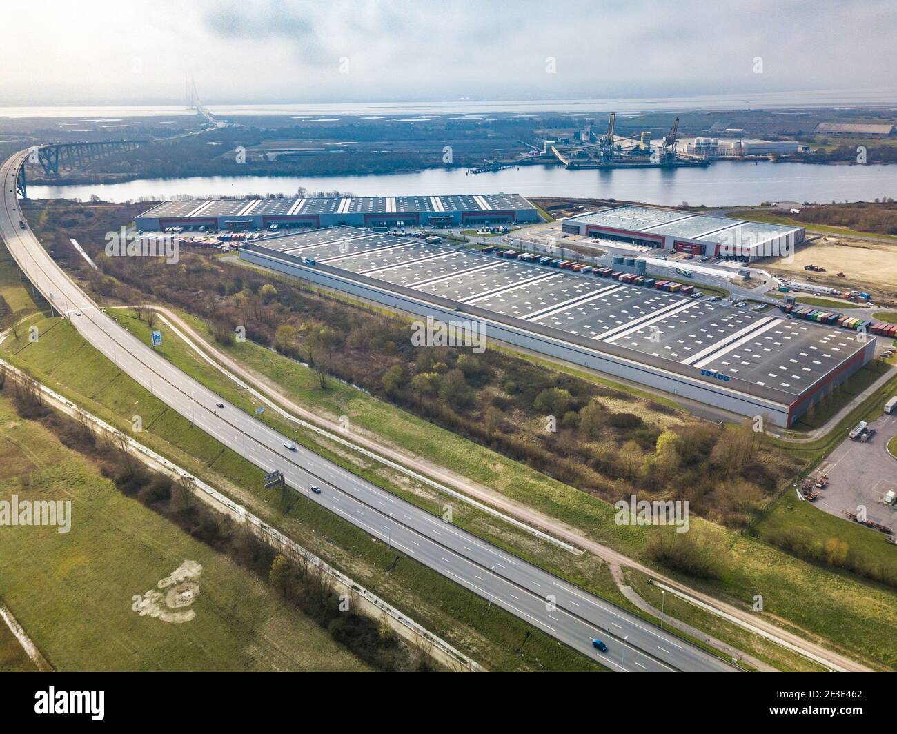 Bella vista aerea di un magazzino logistico / industriale Foto Stock