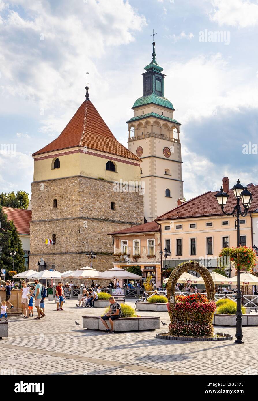 Zywiec, Polonia - 30 agosto 2020: Vista panoramica della piazza del mercato con storico campanile in pietra e Cattedrale della Natività della Beata Vergine Maria in S. Foto Stock