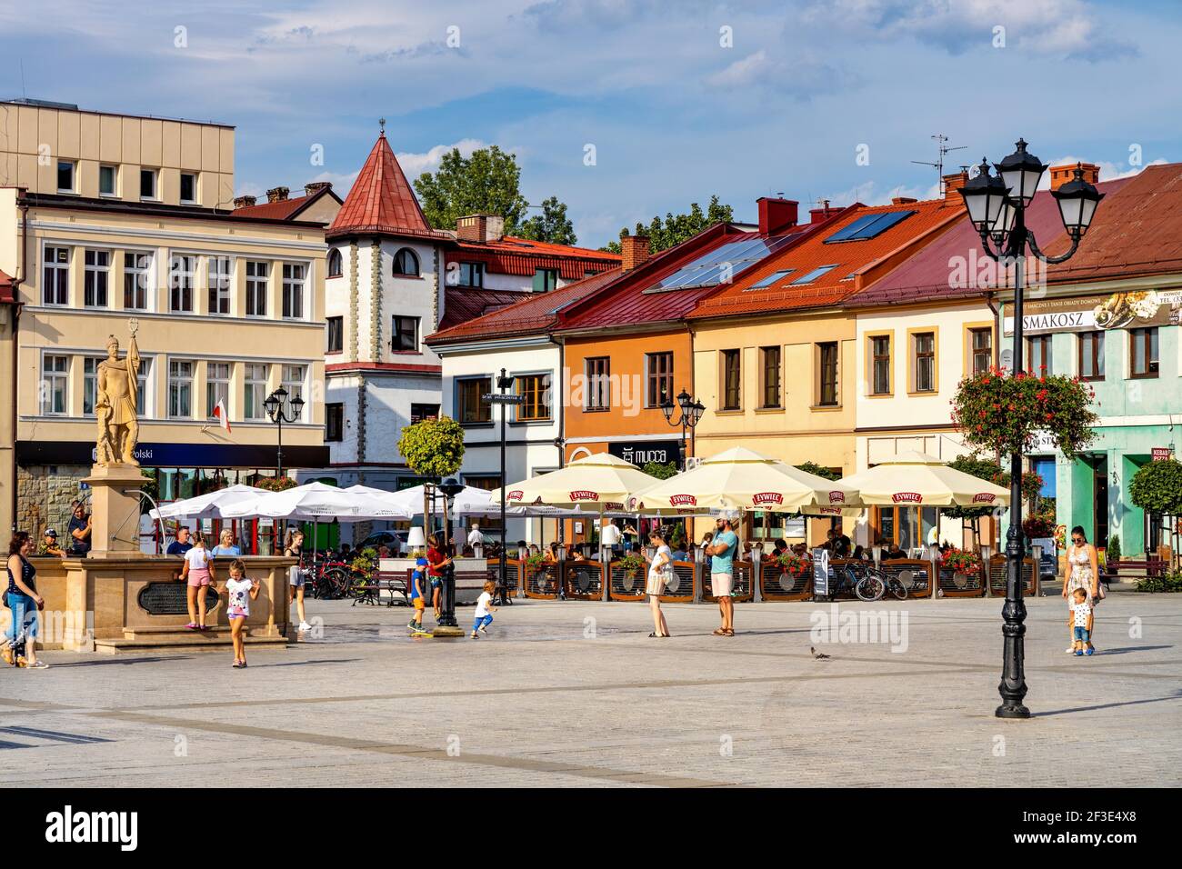 Zywiec, Polonia - 30 agosto 2020: Vista panoramica sulla piazza del mercato con case colorate in affito, la statua di San Florian e caffè nella città storica ce Foto Stock