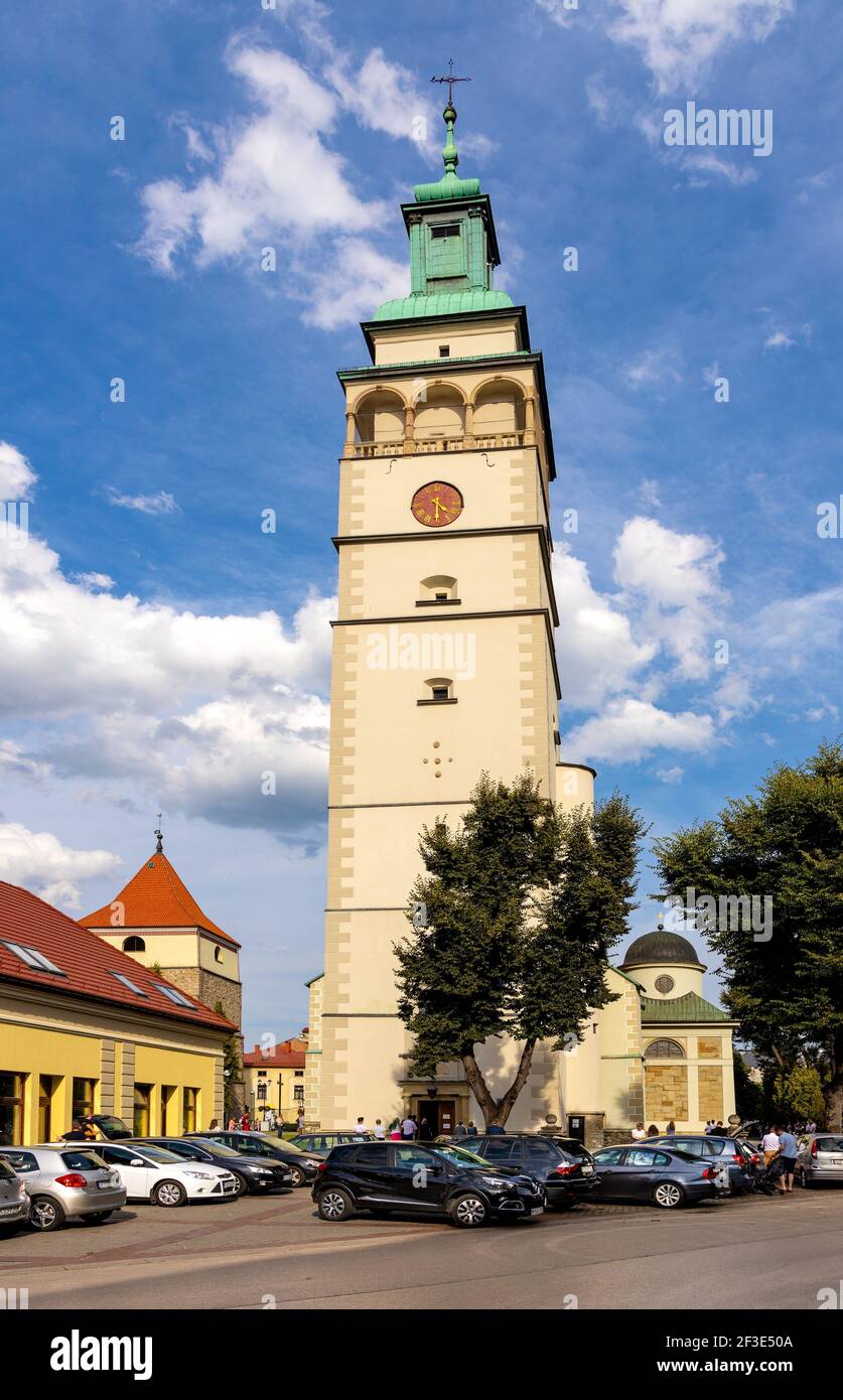 Zywiec, Polonia - 30 agosto 2020: Torre principale della Cattedrale della Natività della Beata Vergine Maria nel centro storico di Zywiec, nella regione Slesia del Polan Foto Stock