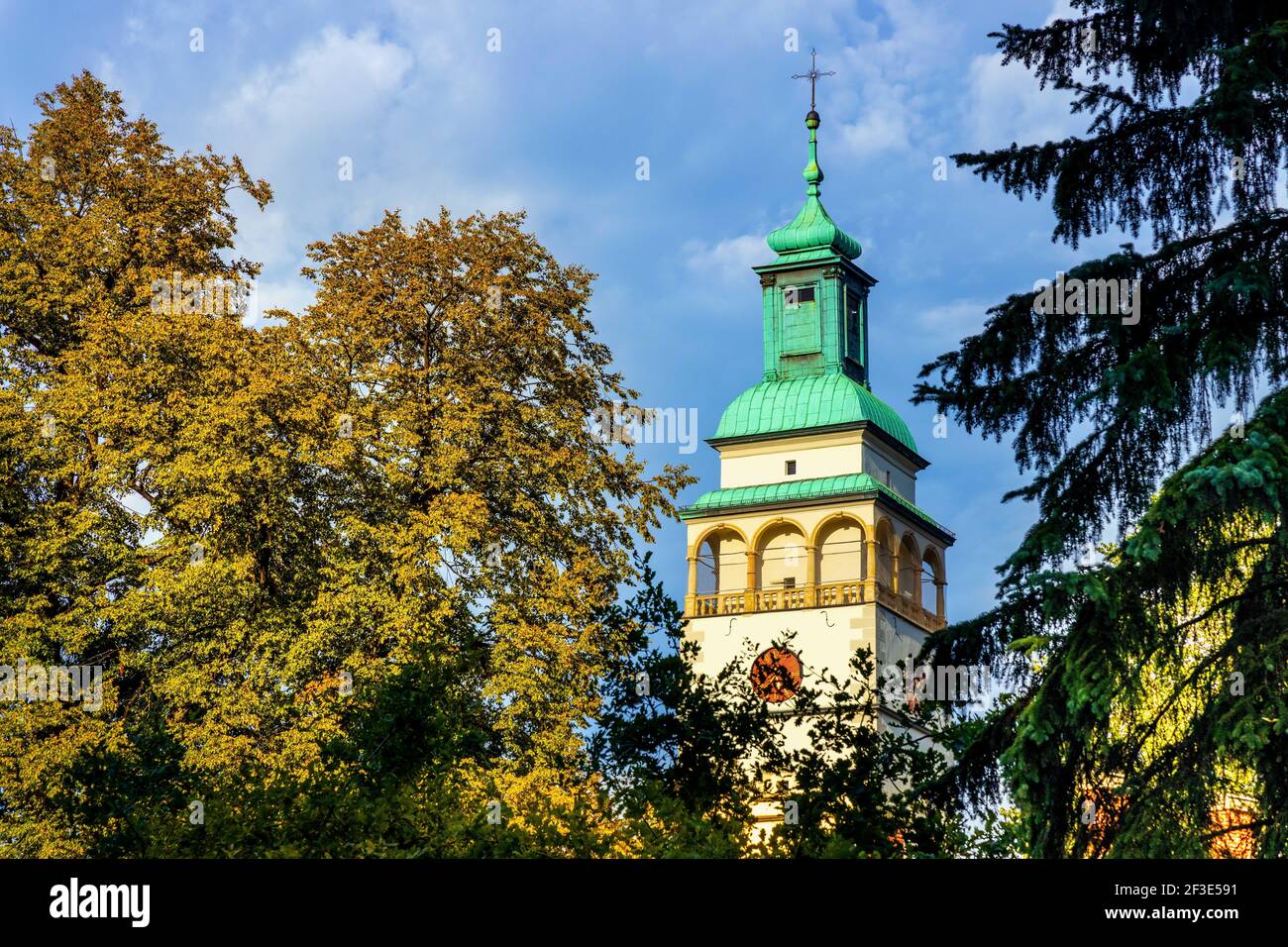 Zywiec, Polonia - 30 agosto 2020: Torre principale della Cattedrale della Natività della Beata Vergine Maria nel centro storico di Zywiec, nella regione Slesia del Polan Foto Stock
