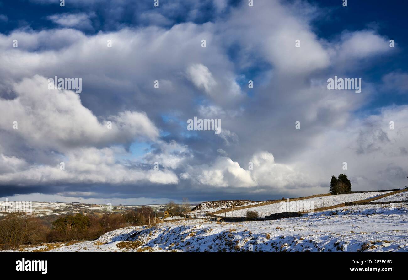 Nel tardo pomeriggio, e una leggera nevicata mette in evidenza le cave abbandonate rovinare i cumuli nello Yorkshire Foto Stock