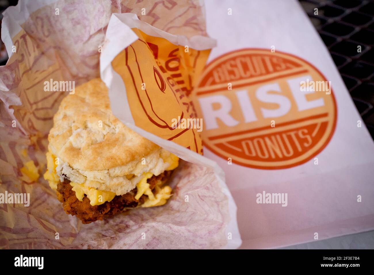 Rise Donuts and Chicken Sandwiches on Southern Biscuits, Durham, North Carolina, USA Foto Stock