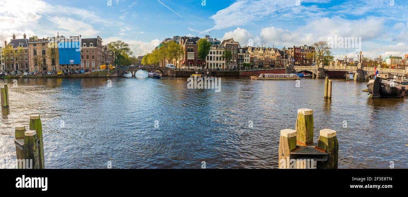 Traffico turistico in barca sul fiume Amstel ad Amsterdam in Olanda, Paesi Bassi Foto Stock