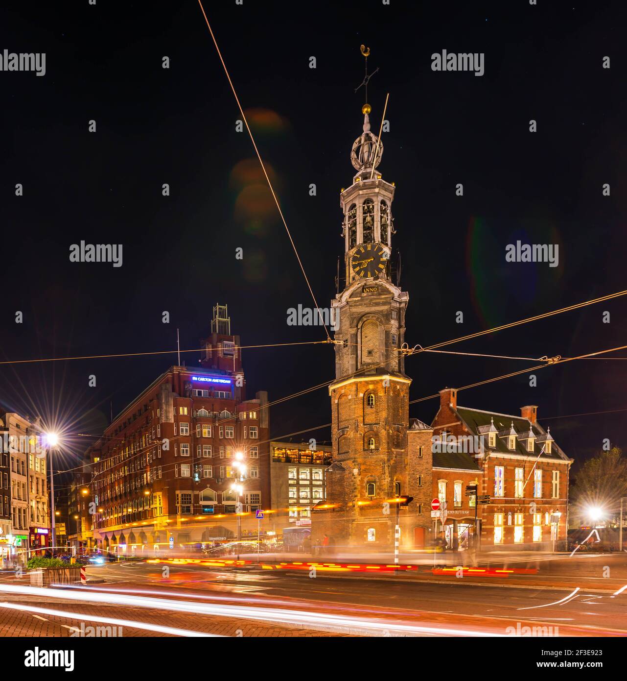Torre Mint di notte su Muntplein, Amsterdam, Olanda, Paesi Bassi Foto Stock