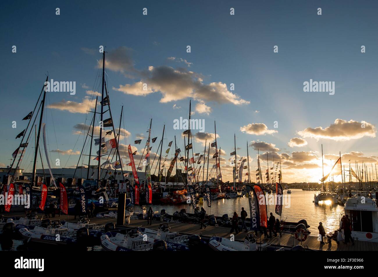 VELA - VENDEE GLOBLE 2012-2013 - AMBIENTE PRE-START - LES SABLES D'OLONNE (FRA) - 28/10/2012 - FOTO VINCENT CURUTCHET / CORNICE SCURA / DPPI - AMBIANCE PONTONS - ILLUSTRAZIONE Foto Stock