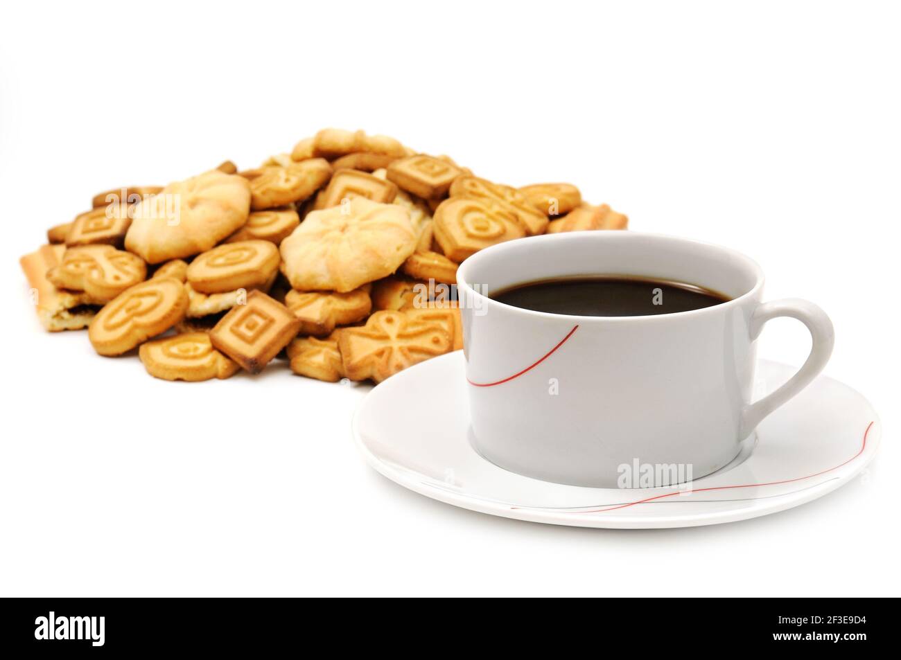 Tazza di caffè e biscotti isolati sul bianco Foto Stock