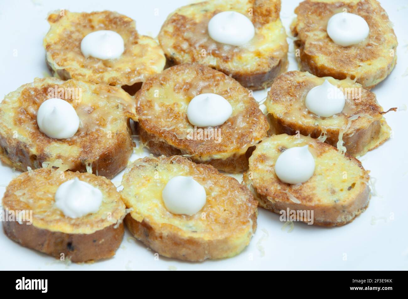 Pane tostato con formaggio, uova e maionese isolato su bianco Foto Stock