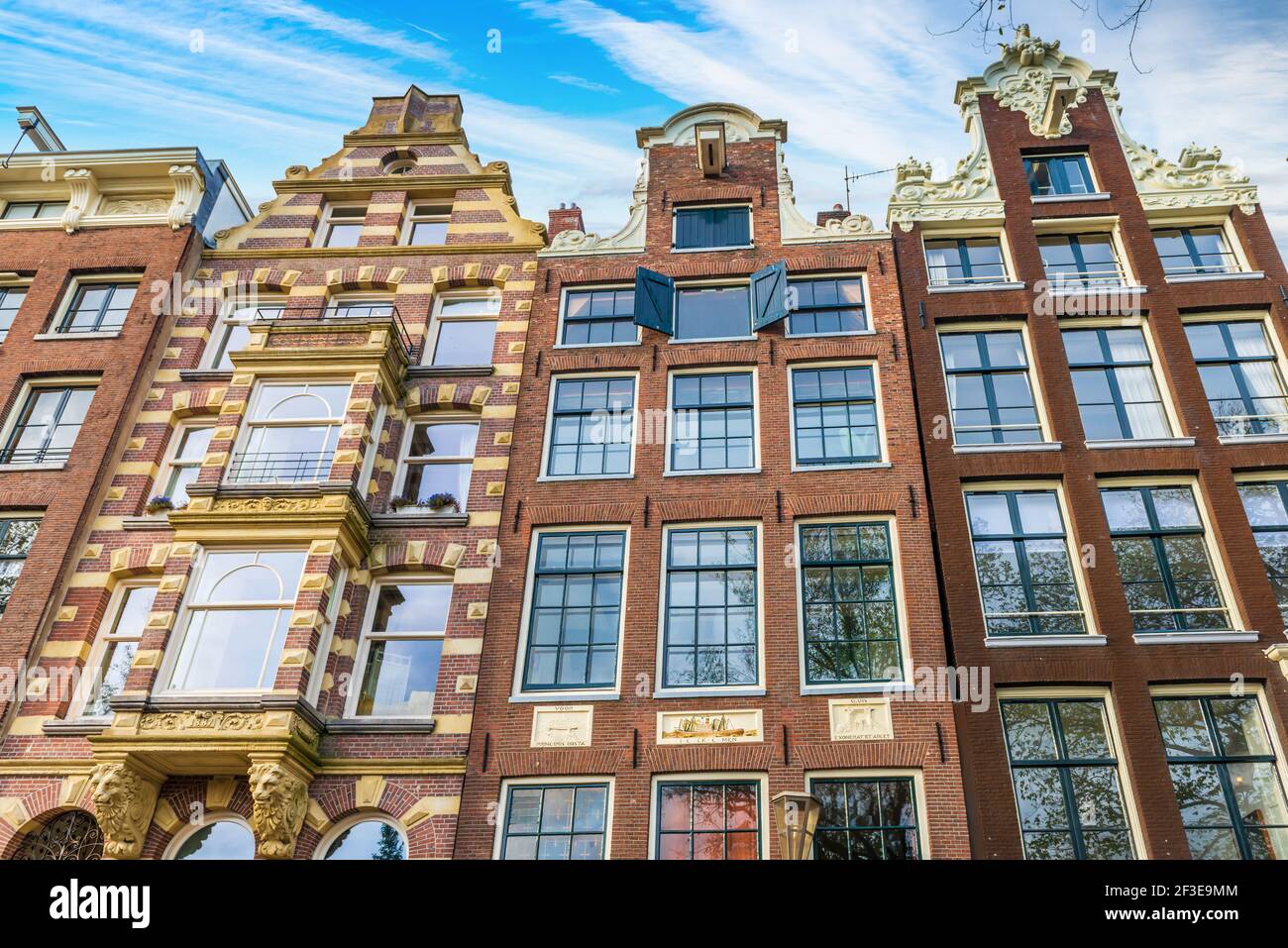 Facciate tipiche di Amsterdam in Olanda, Olanda Foto Stock