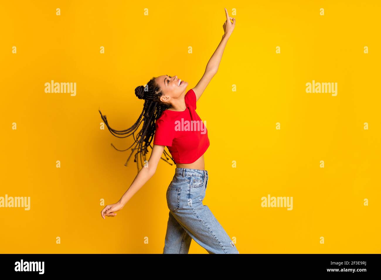 Profilo ritratto vista laterale di bella ragazza allegra godendo di ballare avere divertimento freddo isolato su sfondo giallo brillante Foto Stock