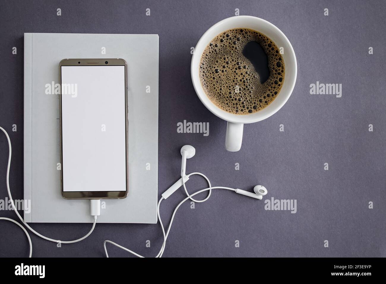 Telefono con schermo bianco vuoto e caffè Foto Stock