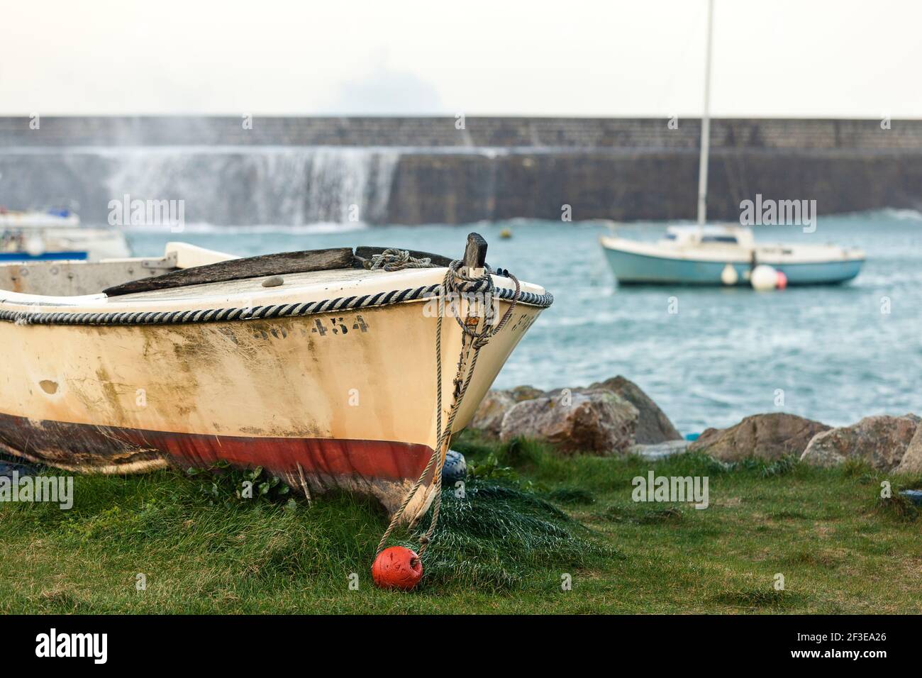 Barche dietro le mura del porto di Goury sulla penisola del Cotentin, Normandia, Francia Foto Stock