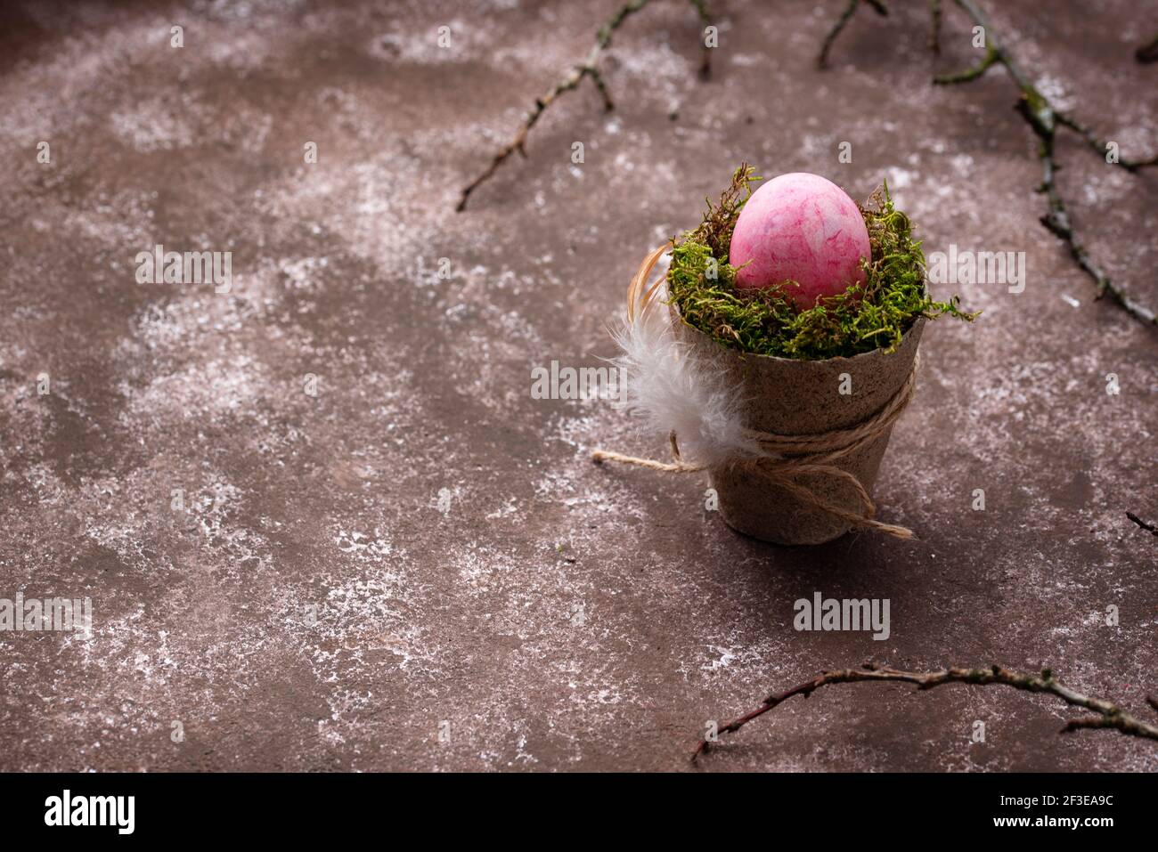 Uovo rosso di Pasqua dipinto con barbabietola Foto Stock