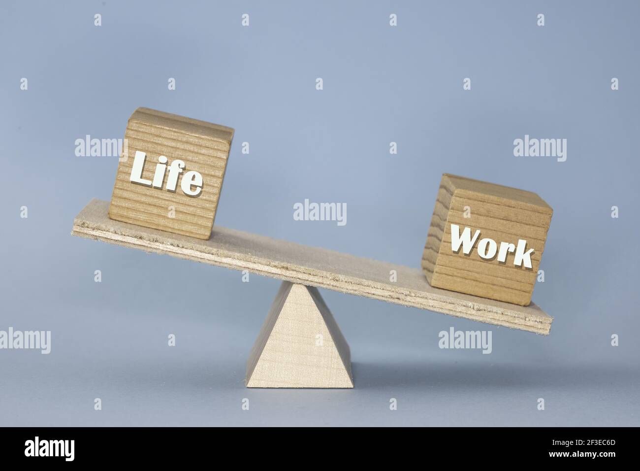 la scala di legno con blocchi che mostrano l'equilibrio rotto tra "Durata" e "lavoro" con il blocco di lavoro più pesante su sfondo blu Foto Stock