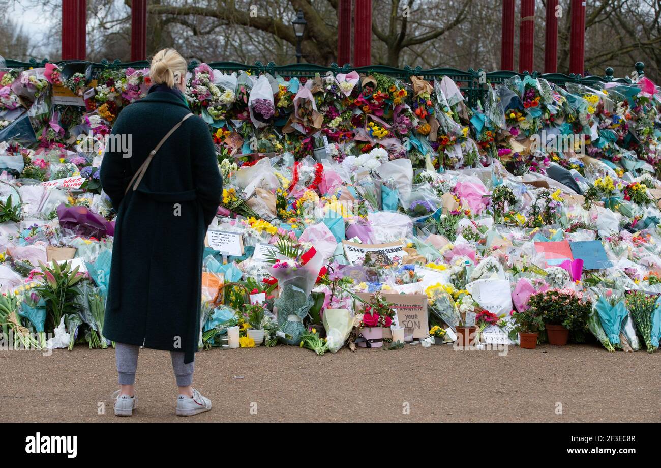 Londra, Regno Unito. 16 Marzo 2021. La gente continua a lasciare tributi e fiori per Sarah Everard al chiosco sul Clapham Common che è diventato un santuario. Sarah è stato visto l'ultima volta il 3 marzo. Il suo corpo è stato trovato in un sacchetto del costruttore in Woodland ad Ashord. PC Wayne Couzens è apparso al vecchio Bailey via video dal carcere di Belmarsh oggi. Sarà in prova a ottobre. Credit: Mark Thomas/Alamy Live News Foto Stock